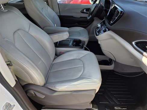 Used 2021 Chrysler Pacifica Touring-L image 12