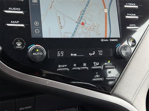 Used 2020 Toyota Camry XLE w/ Sunroof Package image 10