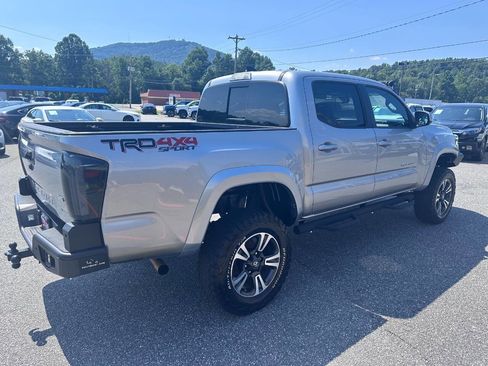 Used 2017 Toyota Tacoma TRD Sport image 6