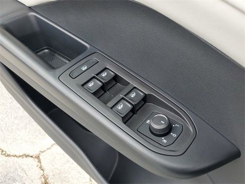 Certified 2025 Volkswagen Taos SE w/ Panoramic Sunroof Package image 31