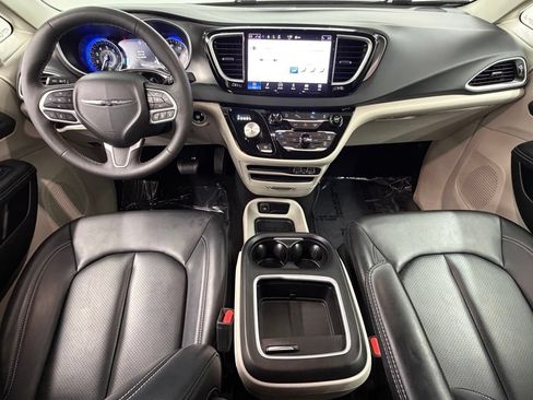 Used 2023 Chrysler Pacifica Touring-L FWD image 37