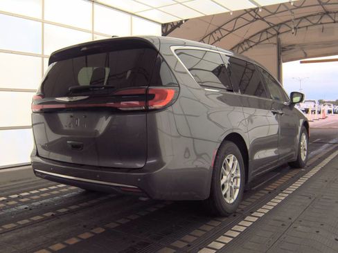Used 2023 Chrysler Pacifica Touring-L FWD image 7