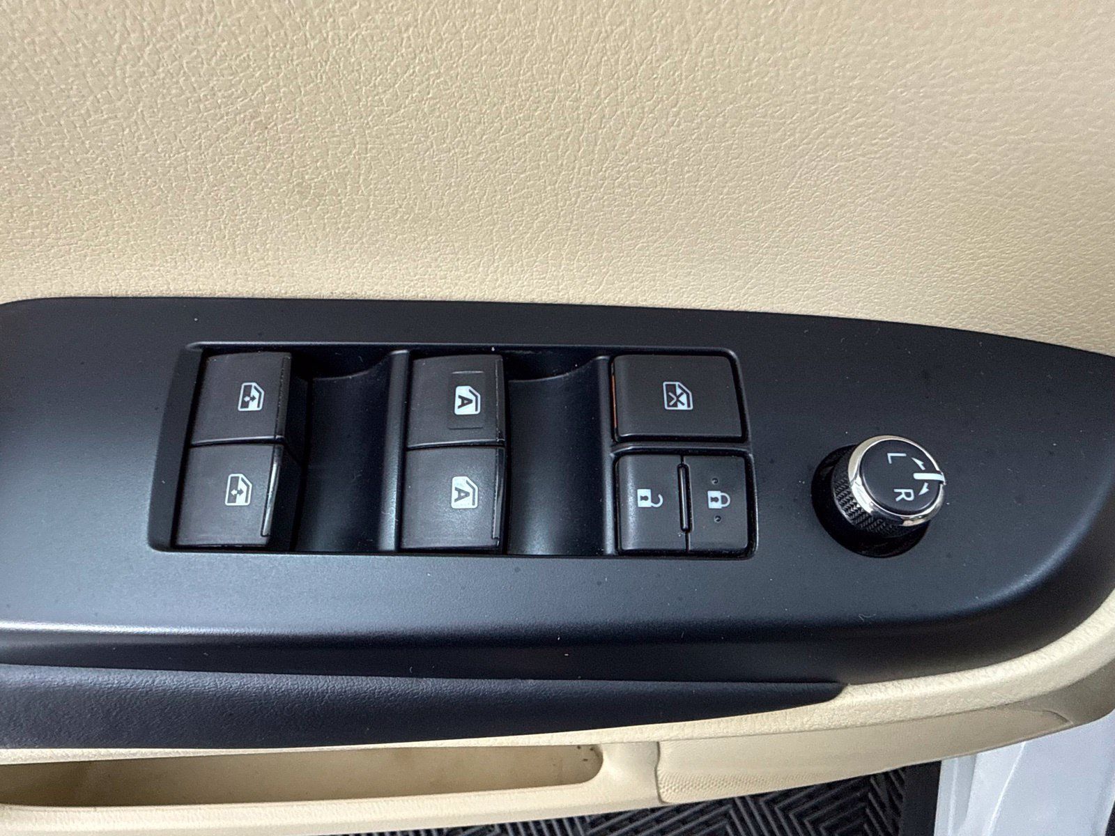 Used 2019 Toyota Highlander XLE FWD image 12