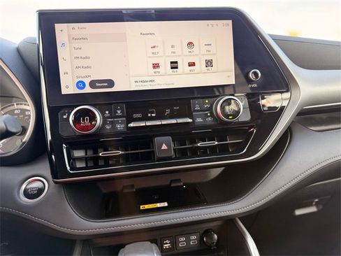 Used 2024 Toyota Highlander XLE image 15