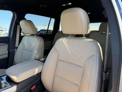 Used 2025 Buick Enclave Preferred w/ Super Cruise Package image 12