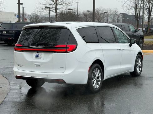 Used 2026 Chrysler Pacifica Select image 6