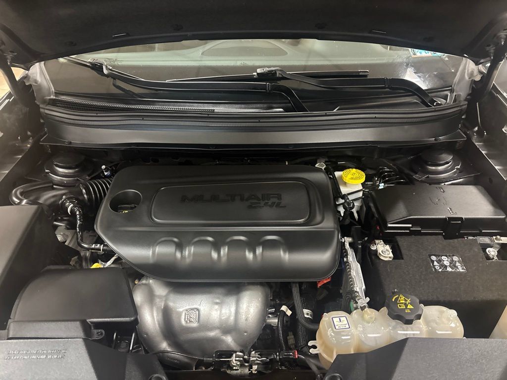 Used 2019 Jeep Cherokee Latitude Plus w/ Cold Weather Group AWD/4WD image 38