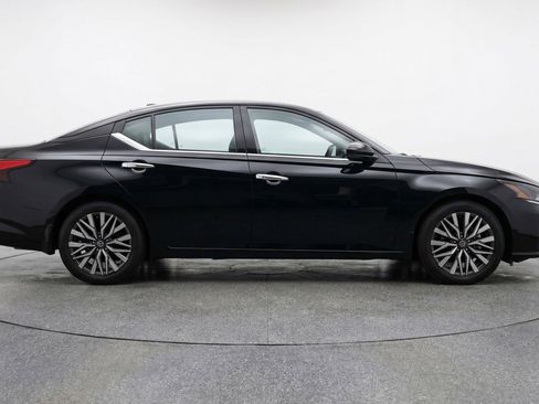 Used 2025 Nissan Altima 2.5 SV FWD image 11