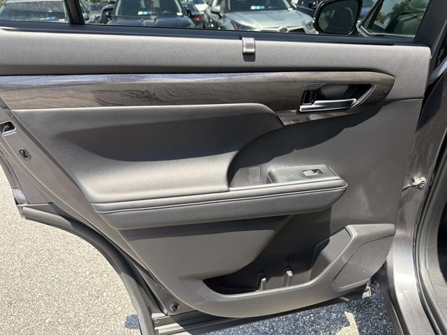 Used 2024 Toyota Highlander Platinum FWD image 13