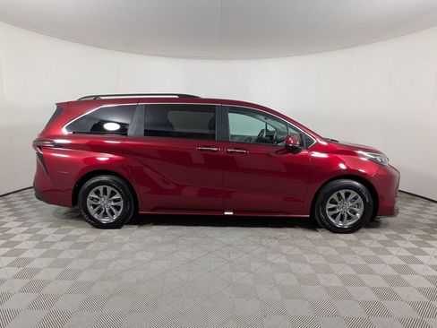 Used 2025 Toyota Sienna XLE FWD image 2