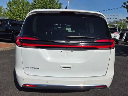 Used 2023 Chrysler Pacifica Touring-L image 5
