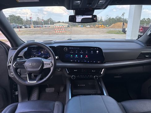 Used 2025 Chevrolet Suburban Z71 AWD/4WD image 16