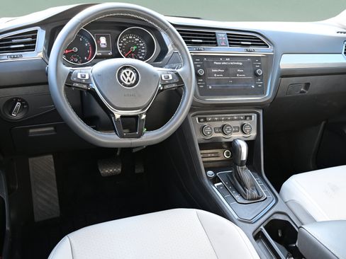 Used 2021 Volkswagen Tiguan SE w/ Panoramic Sunroof Package FWD image 17