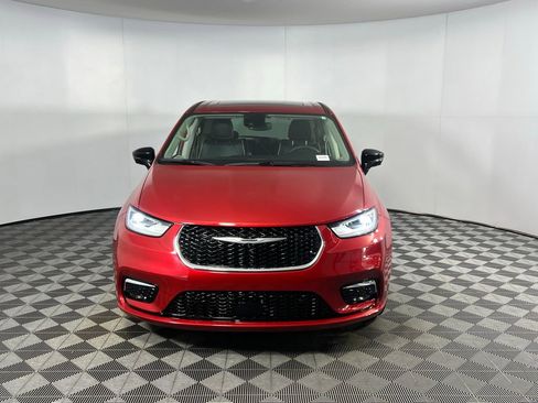 Certified 2024 Chrysler Pacifica Limited image 12