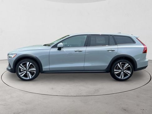 Certified 2025 Volvo V60 B5 Cross Country Plus AWD/4WD image 2