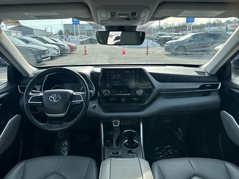 Used 2022 Toyota Highlander XLE image 12