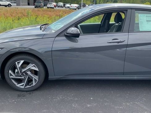 New 2025 Hyundai Elantra SEL image 4