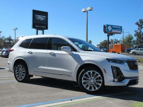 Used 2023 Cadillac XT6 Premium Luxury image 2