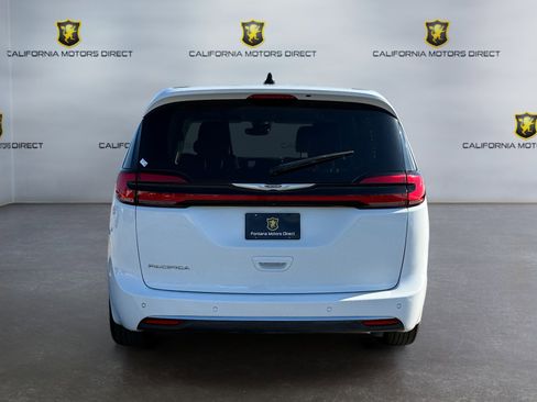 Used 2023 Chrysler Pacifica Touring-L image 4