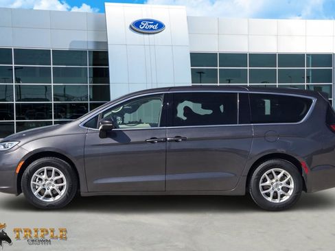 Used 2023 Chrysler Pacifica Touring-L image 3