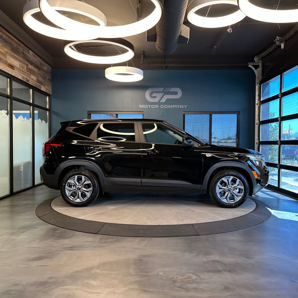 Used 2026 Kia Seltos LX FWD image 2