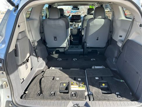 Used 2022 Toyota Sienna XLE image 25