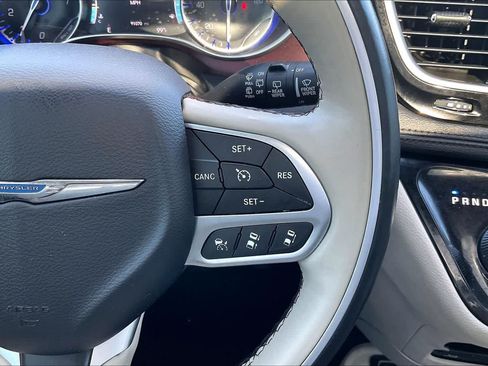 Used 2017 Chrysler Pacifica Limited FWD image 24