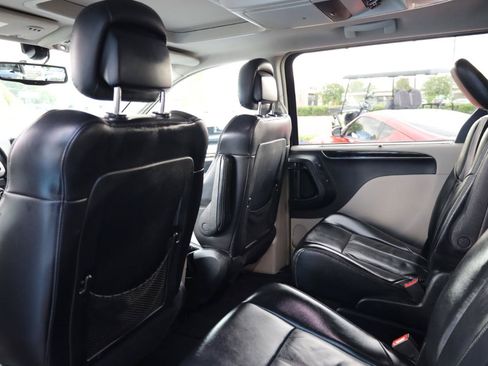 Used 2015 Chrysler Town & Country Limited Platinum FWD image 16