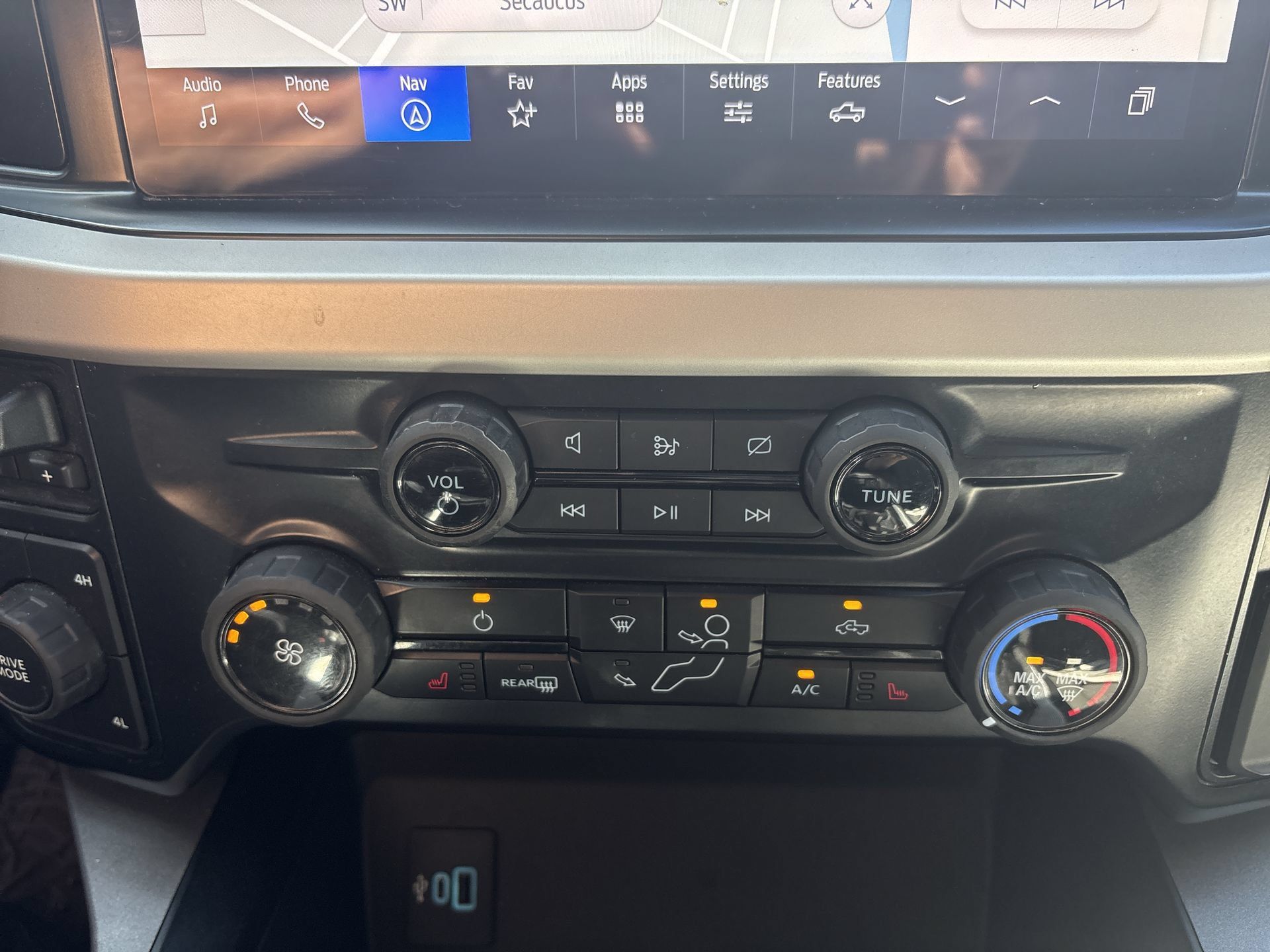 Used 2023 Ford F250 XLT w/ Black Appearance Package AWD/4WD image 15