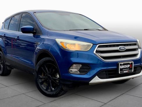 Used 2017 Ford Escape SE image 3