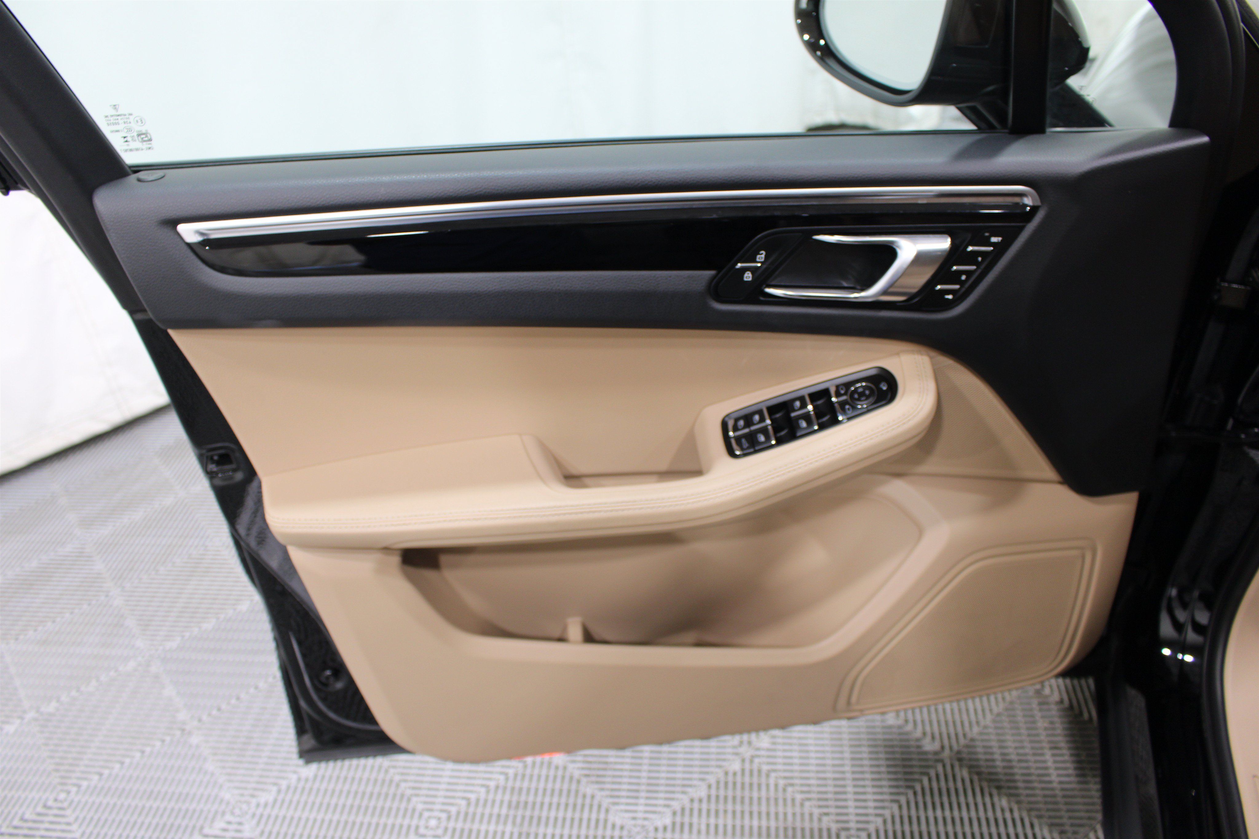 Used 2024 Porsche Macan AWD/4WD image 6