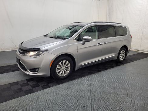 Used 2017 Chrysler Pacifica Touring-L FWD image 2