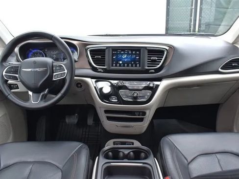 Used 2018 Chrysler Pacifica Touring-L FWD image 13