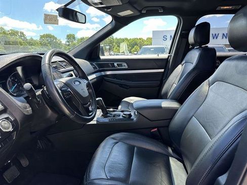 Used 2017 Ford Explorer XLT w/ Equipment Group 202A AWD/4WD image 33