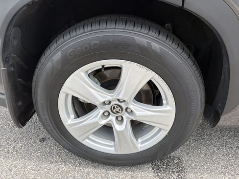Certified 2025 Toyota Highlander LE FWD image 27
