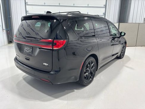 Used 2025 Chrysler Pacifica Limited FWD image 6