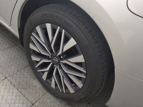 Used 2024 Nissan Altima 2.5 SV FWD image 31