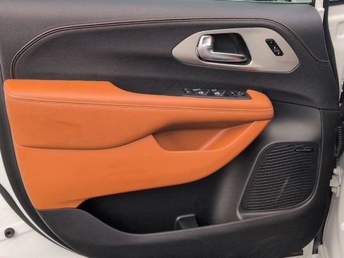 New 2026 Chrysler Pacifica Pinnacle w/ Trailer Tow Group image 13