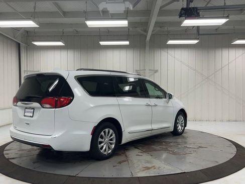 Used 2018 Chrysler Pacifica Touring-L FWD image 8