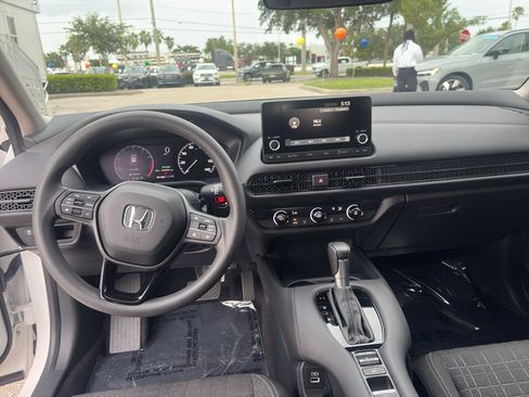 Used 2023 Honda HR-V LX image 9