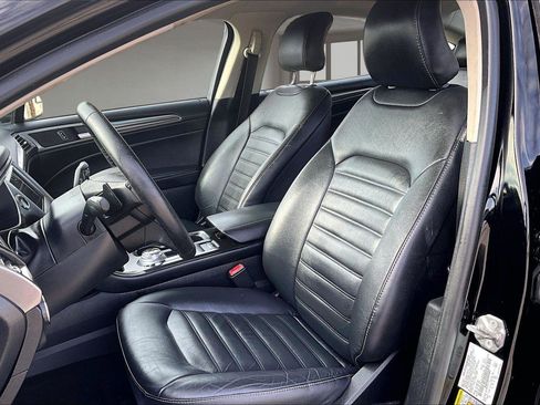 Used 2018 Ford Fusion SE w/ Fusion SE Technology Package image 24