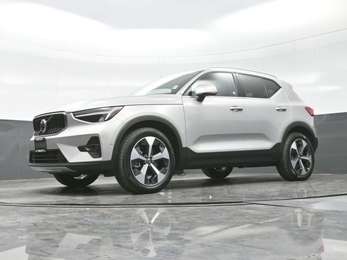 Used 2025 Volvo XC40 B5 Plus image 20