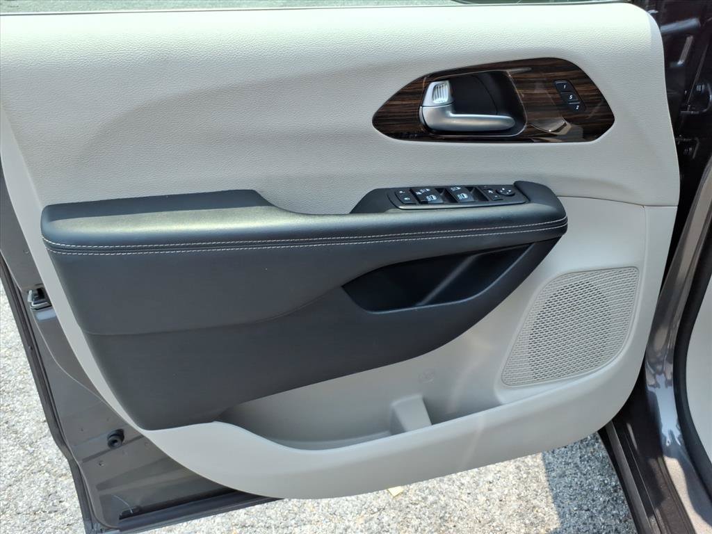 Used 2023 Chrysler Pacifica Limited FWD image 16
