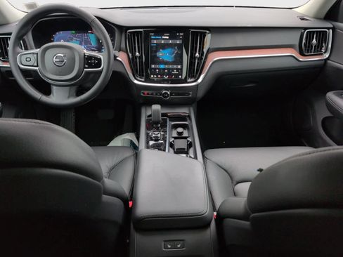 Used 2025 Volvo V60 B5 Cross Country Plus image 12