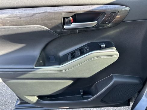 Used 2025 Toyota Highlander Platinum image 30