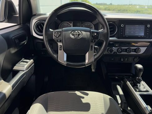 Used 2018 Toyota Tacoma SR5 AWD/4WD image 13