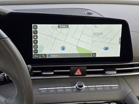 Used 2025 Hyundai Elantra SEL image 24