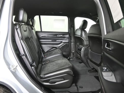 Used 2024 Jeep Grand Cherokee L Laredo image 15