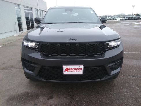 Used 2022 Jeep Grand Cherokee Altitude image 3