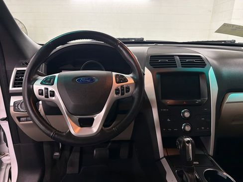 Used 2015 Ford Explorer XLT w/ Equipment Group 202A image 7